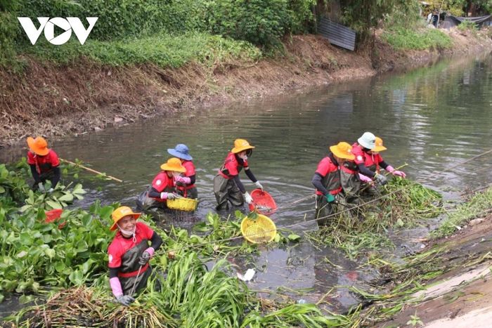 Những công nhân sáng vào nhà máy, chiều ra kênh dọn rác ở Bình Dương