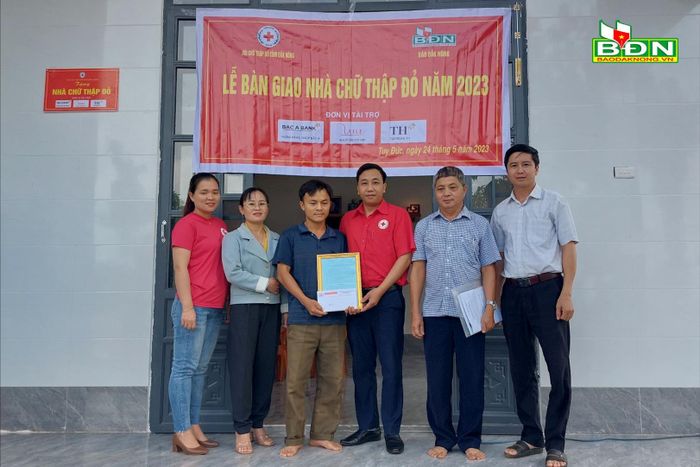 Hội Chữ thập đỏ tỉnh Đắk Nông bàn giao 4 căn nhà Chữ thập đỏ cho các hộ nghèo của huyện Đắk Rlấp, Tuy Đức