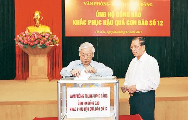 Các đồng chí lãnh đạo Ðảng, Nhà nước quyên góp ủng hộ đồng bào vùng bão, lụt