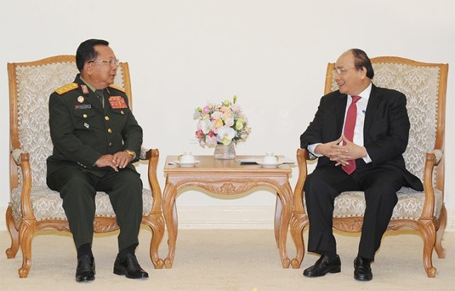 Thủ tướng Nguyễn Xuân Phúc tiếp Bộ trưởng Quốc phòng Lào
