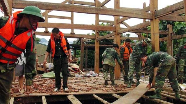 Giúp dân khắc phục hậu quả sau mưa lũ