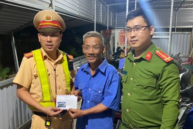 Quảng Ngãi: Công an giúp người đàn ông bị xe khách bỏ rơi giữa đường