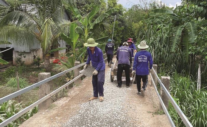 Nghĩa cử cao đẹp của đội từ thiện sửa đường