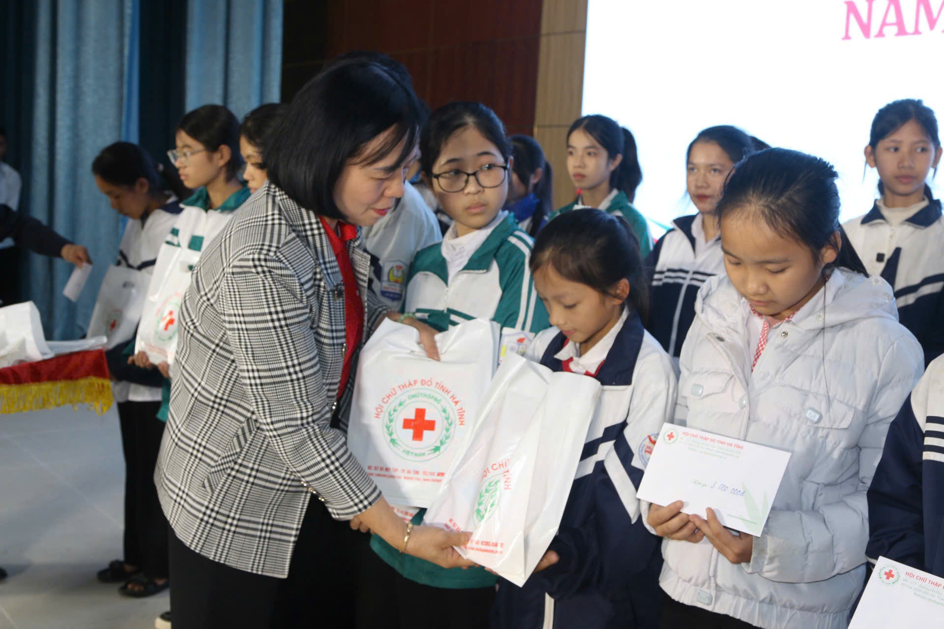 Hà Tĩnh: Trao 257 suất học bổng cho học sinh, sinh viên có hoàn cảnh khó khăn