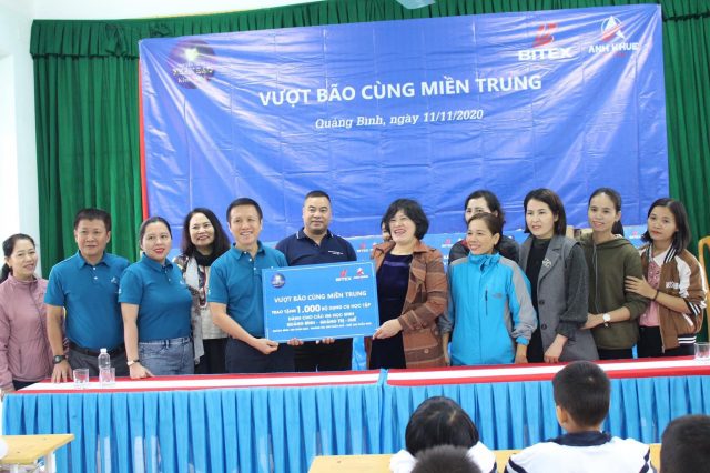 Chung tay vượt bão cùng học sinh các tỉnh miền Trung