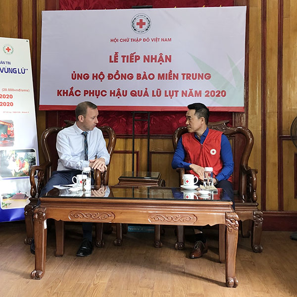 Tiếp nhận 500.000 bảng Anh ủng hộ đồng bào miền Trung