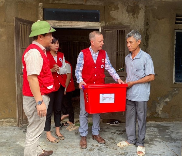 Đại sứ Anh đồng hành cùng người dân Việt Nam khắc phục hậu quả bão lũ