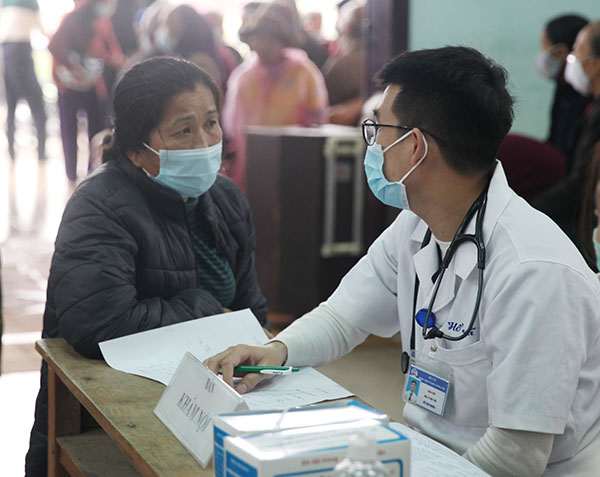 Chăm sóc sức khỏe người dân sau lũ tại Thừa Thiên - Huế