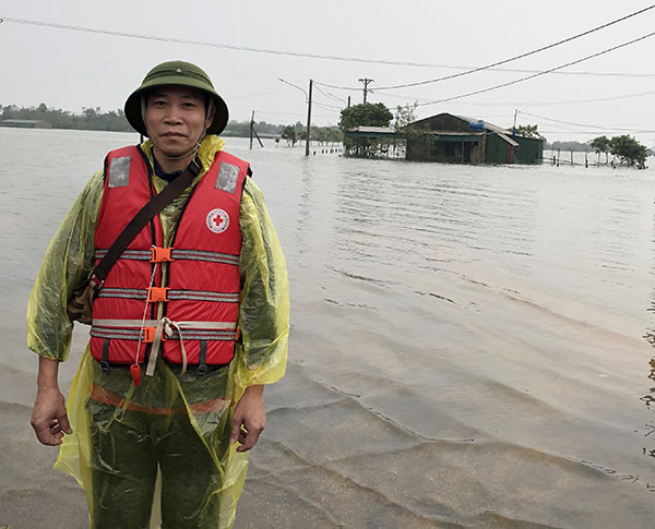 Màu áo đỏ luôn có mặt kịp thời