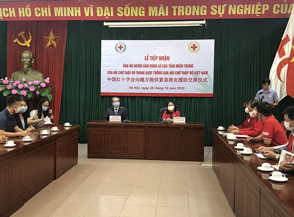 Đại sứ quán Trung Quốc ủng hộ 100.000 USD giúp người dân miền Trung khắc phục sau lũ