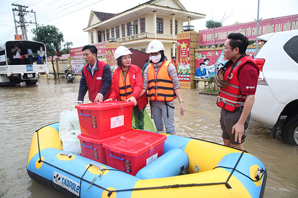 Đoàn cứu trợ của Hội Chữ thập đỏ Việt Nam tiếp tục tiến vào rốn lũ
