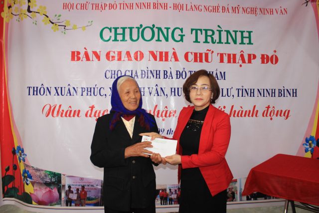 Hội Chữ thập đỏ tỉnh Ninh Bình  bàn giao nhà Chữ thập đỏ cho 02 hộ nghèo xã Ninh Vân