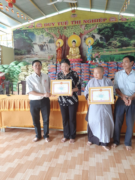 Tặng quà cho hộ nghèo xã Bom Bo