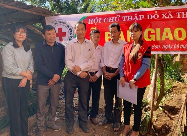 Hội Chữ thập đỏ huyện Bù Đăng (Bình Phước): Trao bò giống cho hộ nghèo xã Thọ Sơn, huyện Bù Đăng