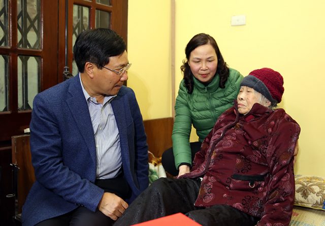 Phó Thủ tướng Phạm Bình Minh thăm, tặng quà hộ nghèo, gia đình chính sách tại Nam Định