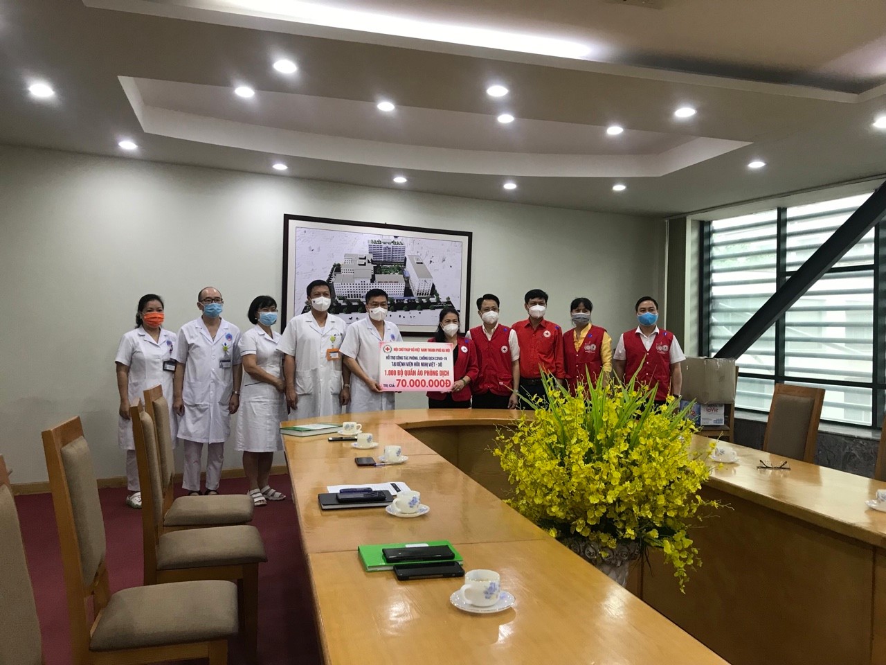 Hội Chữ thập đỏ Việt Nam tặng quà Bệnh viện Hữu nghị Việt – Xô và người dân xã Kim Sơn