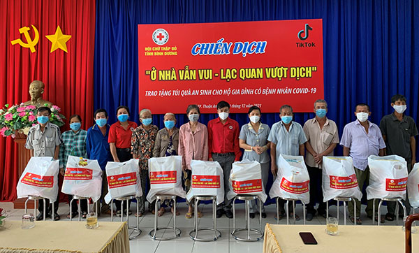 Bình Dương: Trao túi quà an sinh trong chiến dịch “Ở nhà vẫn vui - Lạc quan vượt dịch”
