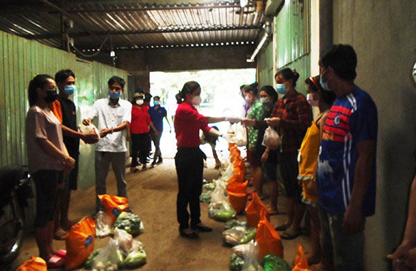 Bình Dương: 150 phần quà kịp thời đến với công nhân nhà trọ và người lao động