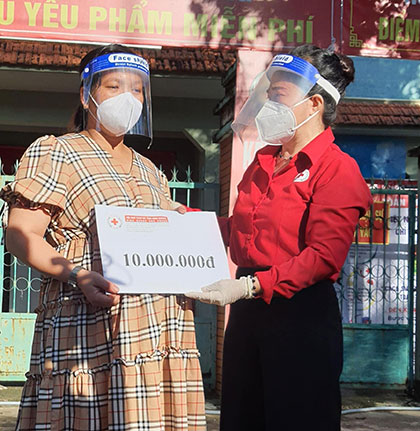 Bình Dương: Hỗ trợ một thai phụ khó khăn về quê sinh con