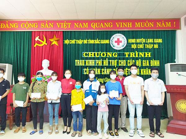Bắc Giang: Trao tặng 100 suất quà cho các hộ gia đình có hoàn cảnh đặc biệt khó khăn