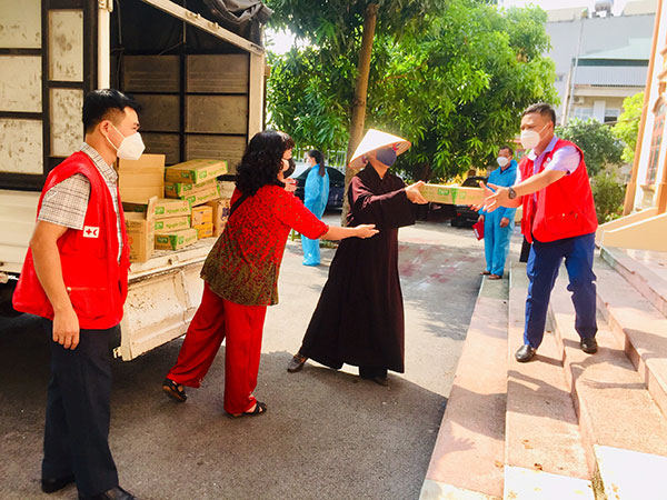 Bắc Giang: Trao tặng khẩu trang y tế, nhu yếu phẩm thiết yếu tới phường Xương Giang