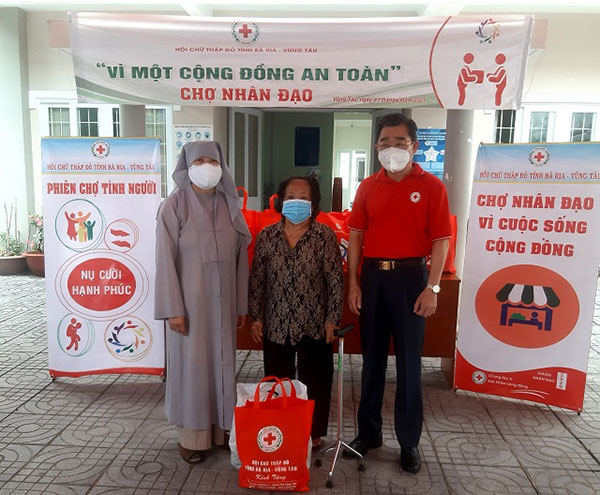 Bà Rịa-Vũng Tàu: Tặng 200 suất quà đến với người già, người khó khăn