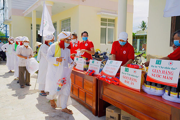 Bình Thuận: Phiên chợ tình người trong mùa Covid-19