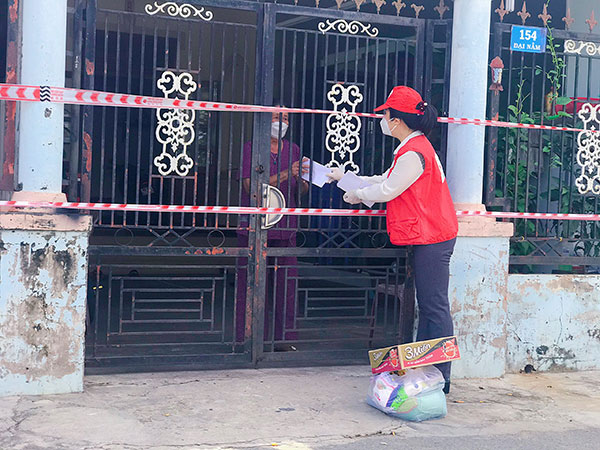 Bình Thuận: Trao tặng 80 suất quà tới người dân có hoàn cảnh khó khăn tại khu phong tỏa