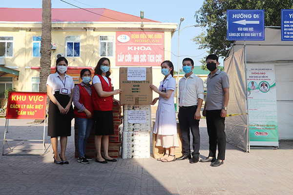 Nghệ An: Trao 5.000 khẩu trang y tế cho bệnh nhân tại Bệnh viện Ung bướu Nghệ An