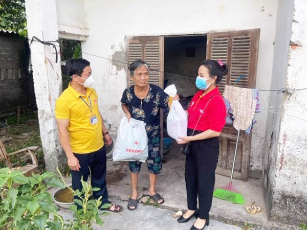 Nghệ An: Tặng 241 suất quà tới các hộ gia đình khó khăn bị ảnh hưởng bởi dịch Covid-19