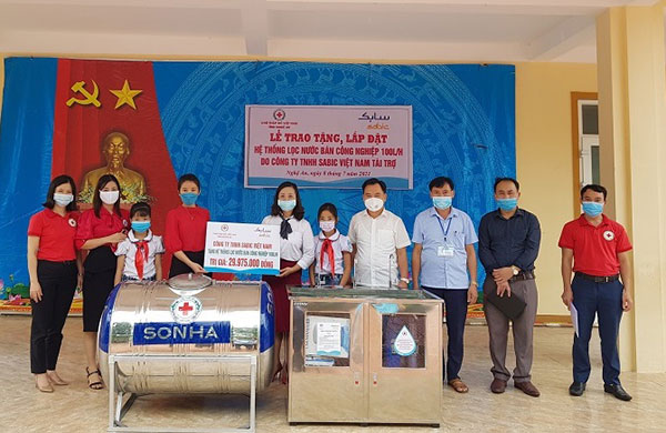 Nghệ An : Tặng 13 máy lọc nước cho các trường học bị thiệt hại do thiên tai năm 2020