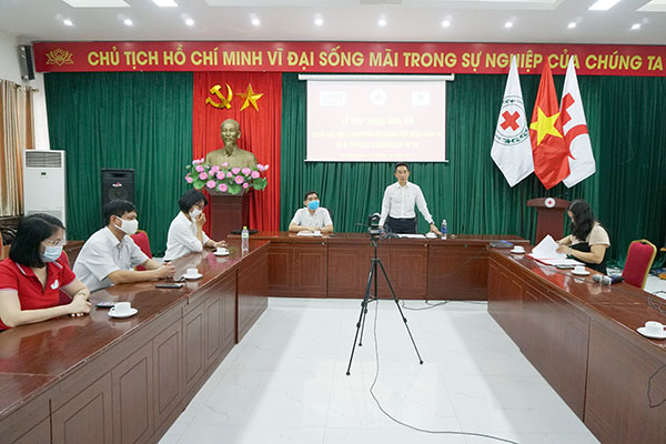 Tiếp nhận 200.000 USD Hệ thống Lee’s Sandwiches ủng hộ phòng chống dịch Covid-19