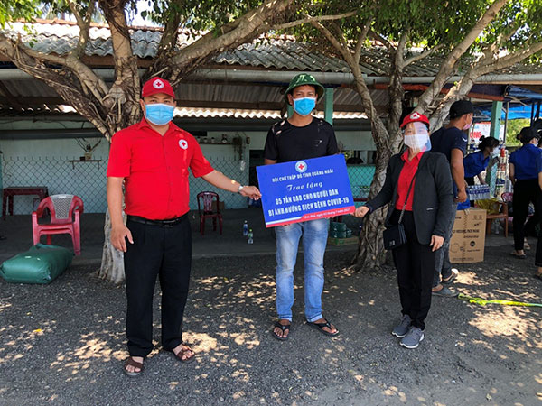 Quảng Ngãi: 5 tấn gạo, gần 4 tấn rau, củ quả và nhu yếu phẩm đến với người dân khu cách ly thị xã Đức Phổ