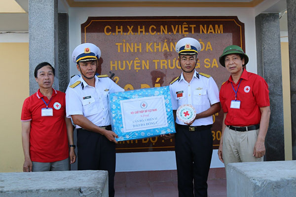 Đoàn công tác Hội Chữ thập đỏ Việt Nam thăm, tặng quà quân và dân huyện đảo Trường Sa