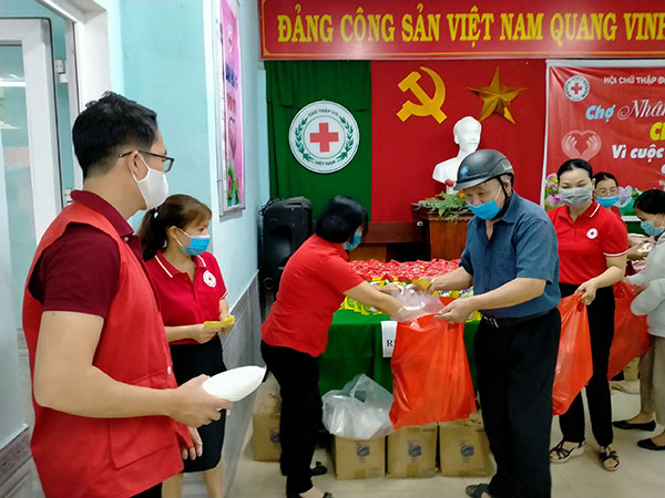 Hội Chữ thập đỏ thành phố Huế tổ chức “Chợ Nhân đạo - Chủ Nhật vì cuộc sống cộng đồng”