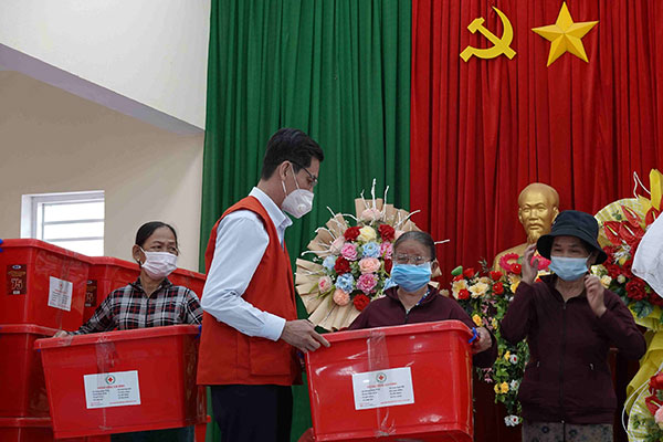 Bình Định: Hỗ trợ bà con vùng lũ khắc phục khó khăn sớm ổn định cuộc sống