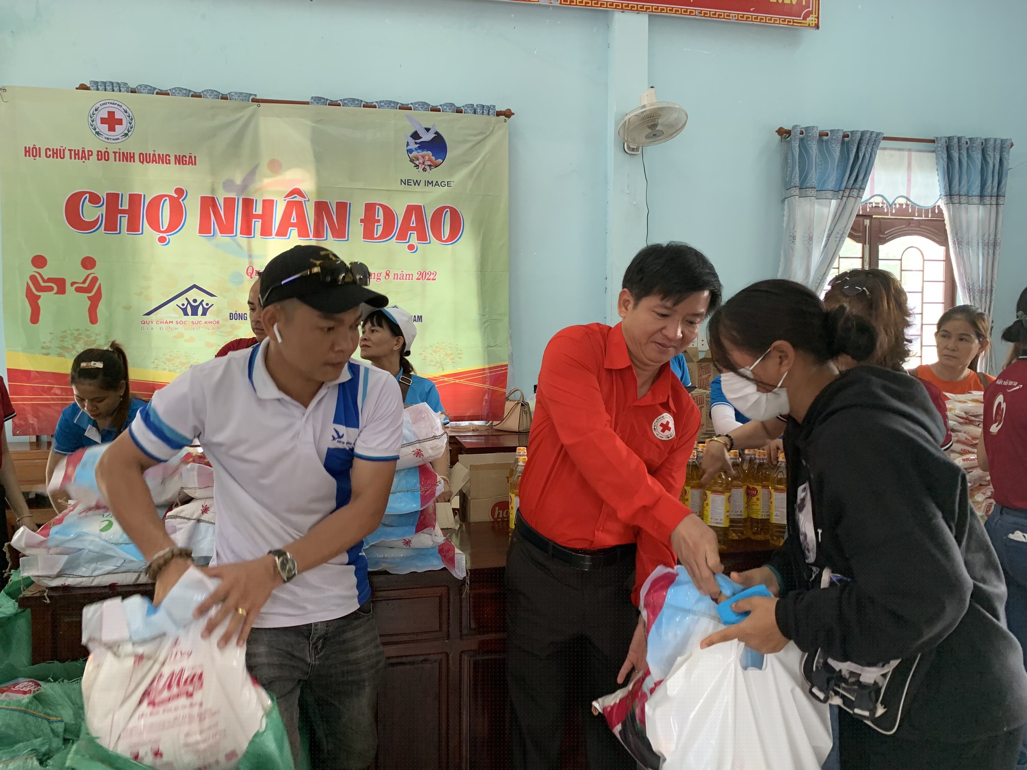 Quảng Ngãi: Chợ Nhân đạo hỗ trợ người dân khó khăn miền núi