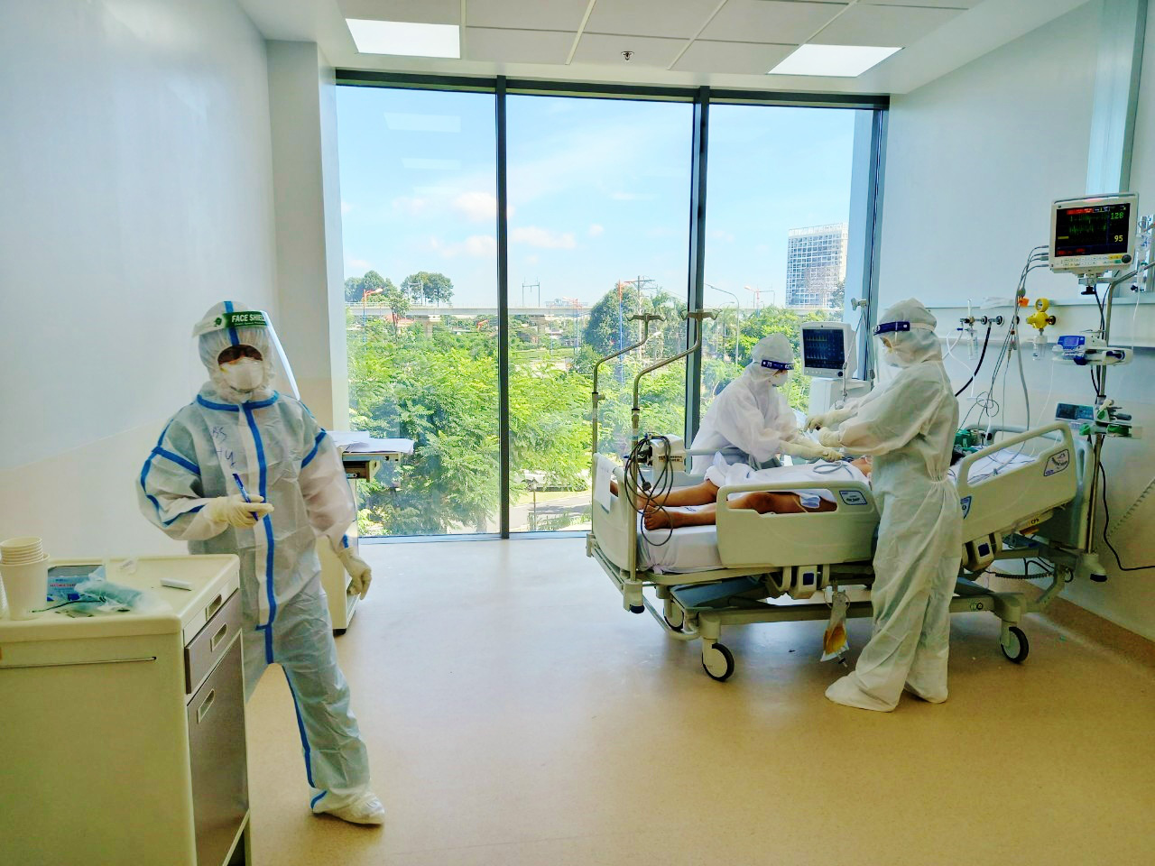 Trắng đêm giành giật sự sống trong Bệnh viện Hồi sức COVID-19 TP Hồ Chí Minh