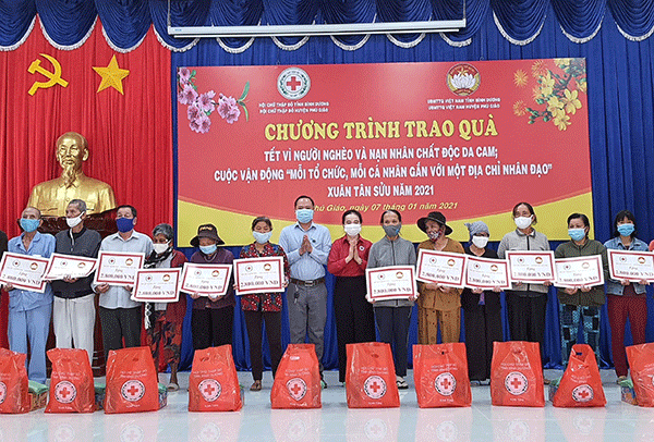 Bình Dương : Nỗ lực mang Tết đến sớm với người khó khăn