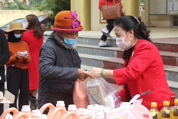 Chủ tịch Hội Chữ thập đỏ Việt Nam tham dự “Chợ Tết nhân đạo lưu động” tại Thanh Hóa