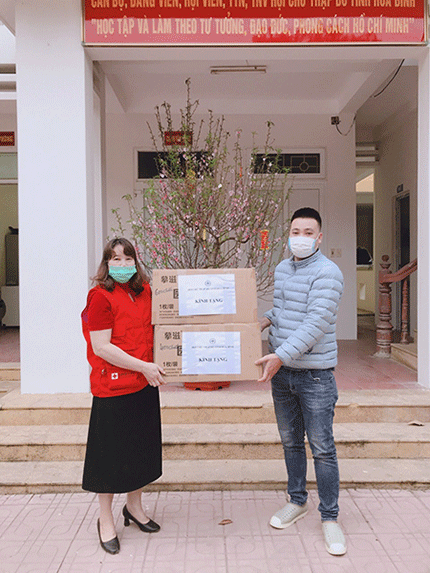 Hòa Bình: Trao tặng khẩu trang cho các đơn vị y tế và Hội Chữ thập đỏ 10 huyện, thành phố