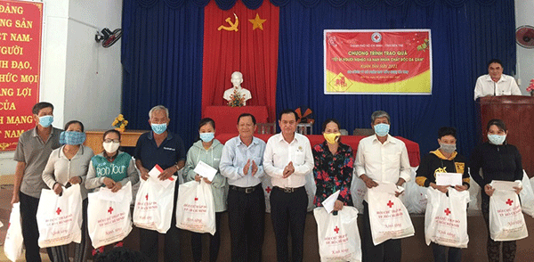 TP Hồ Chí Minh: Tặng quà Tết cho bà con tỉnh Bến Tre và Tây Ninh