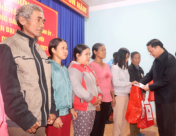 Khánh Hòa: Quà Tết đến với bà con nghèo Raglai
