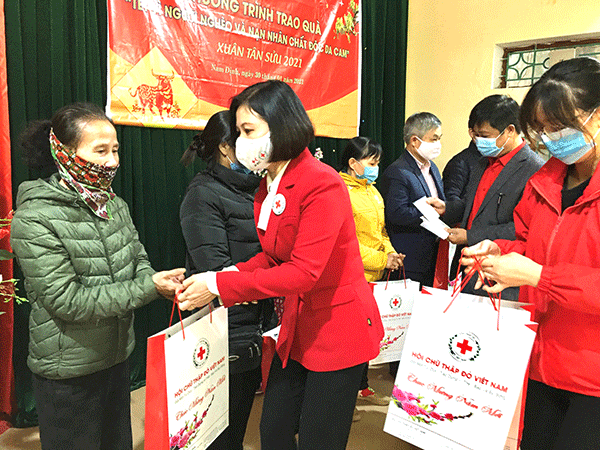 Phó Chủ tịch Trần Thị Hồng An tặng quà Tết tại Nam Định