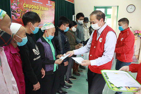 Thái Nguyên: Thăm và tặng quà Tết cho người nghèo Bành Trạch