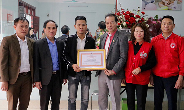 Trao tặng Bằng khen của Trung ương Hội Chữ thập đỏ Việt Nam cho anh Nguyễn Ngọc Mạnh