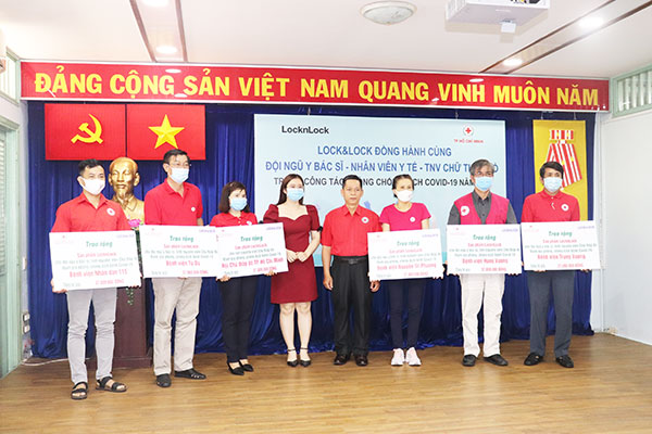 TP Hồ Chí Minh: Tặng quà y bác sĩ, tình nguyện viên Chữ thập đỏ tham gia phòng chống dịch bệnh Covid – 19