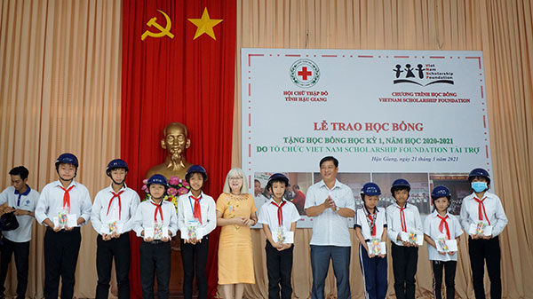 Hậu Giang: Trao tặng 74 suất học bổng cho học sinh nghèo vượt khó