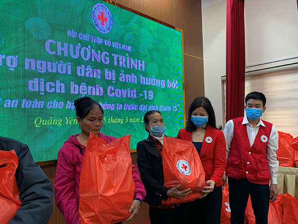 Quảng Ninh: Tặng 150 suất quà tới người dân bị ảnh hưởng bởi dịch bệnh Covid-19