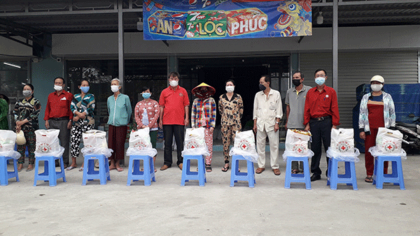 Cà Mau: 200 phần quà trao tặng gia đình chính sách, học sinh và người nghèo, người khó khăn